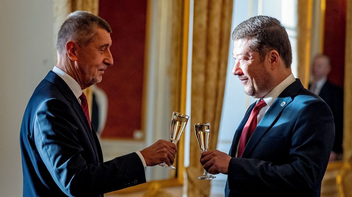 Premiér a předsedové obou komor Parlamentu budou brát poprvé přes 300 tisíc - Novinky